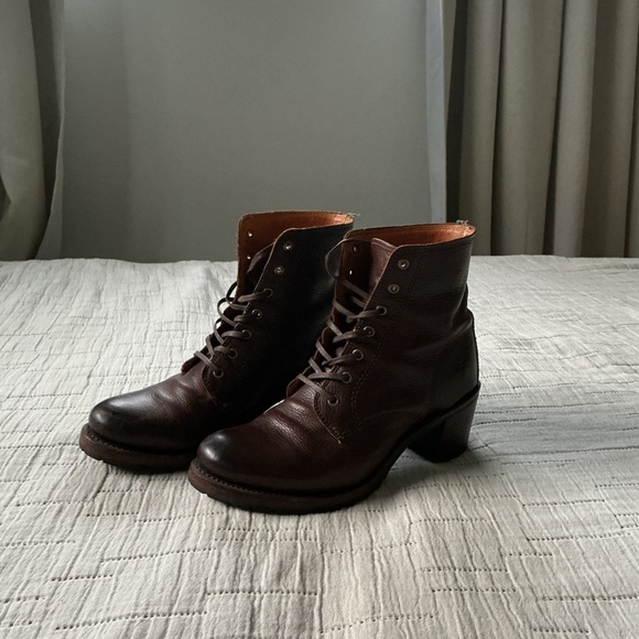 FRYE AND CO Brown Lace Up Boots Classic Design - Picture 1 of 5